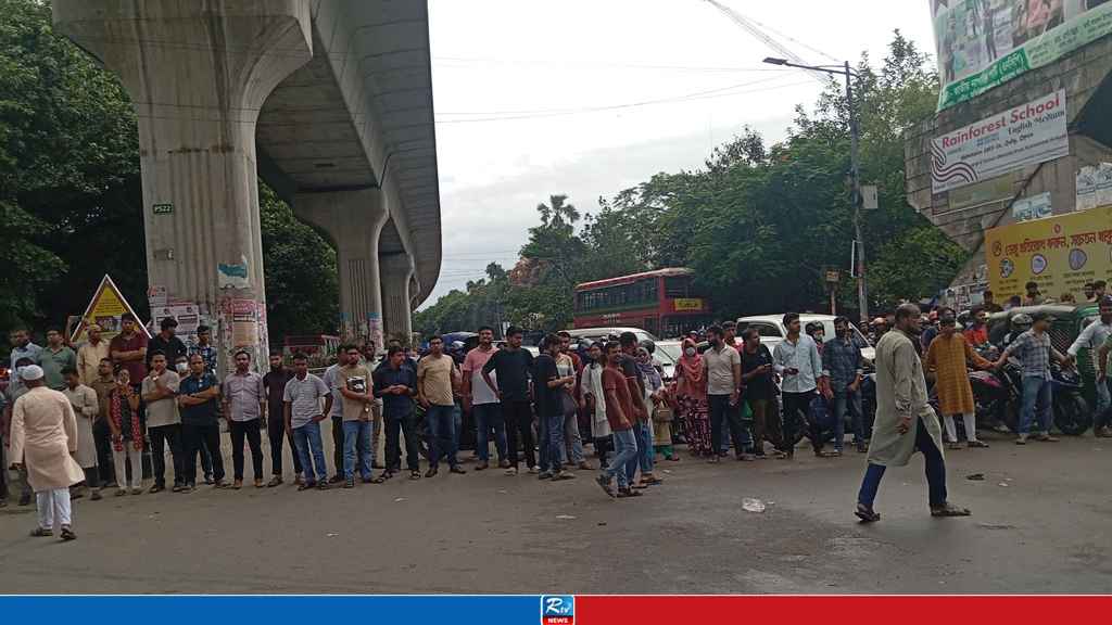 ৪৪তম বিসিএসের ফলাফল পুনর্বিবেচনার দাবিতে শাহবাগ অবরোধ