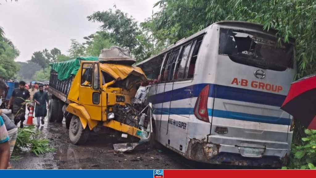পাবনায় বাস-ট্রাকের মুখোমুখি সংঘর্ষে নিহত ৩