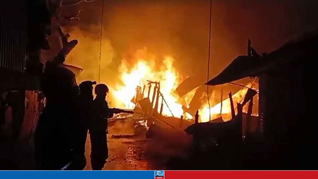 মুন্সীগঞ্জে গভীর রাতে আগুনে পুড়ে ছাঁই ১৯ দোকান