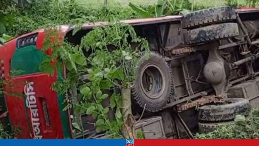 দিনাজপুরে বাস নিয়ন্ত্রণ হারিয়ে খাদে পড়ে নিহত ১