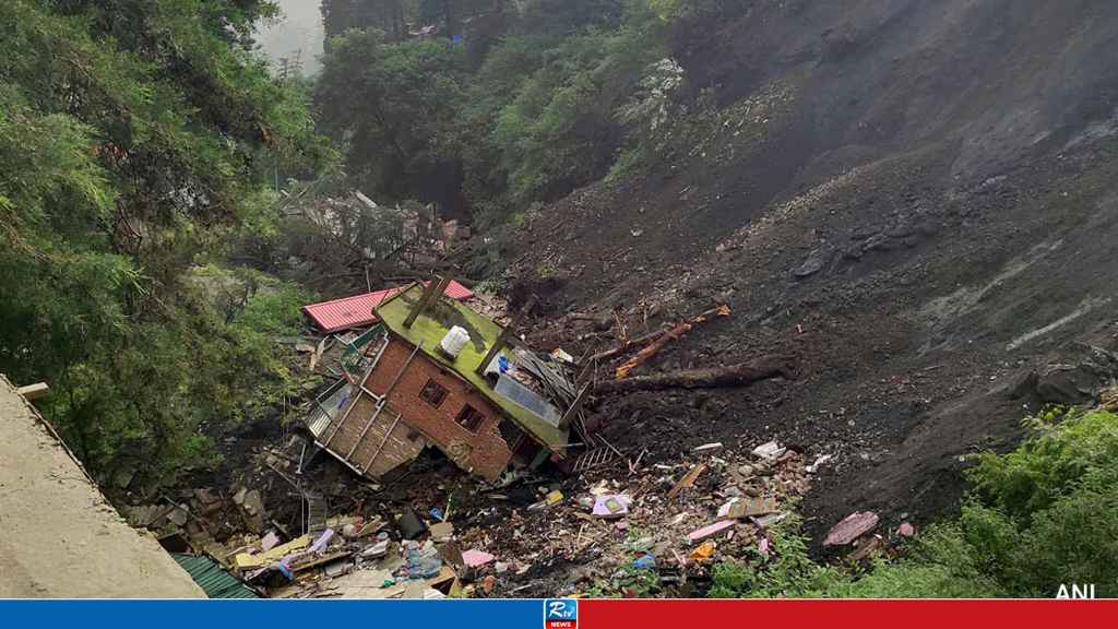 গভীর রাতে ভূমিধস, ১১ মাসের শিশুকে রেখে মারা গেল বাবা-মা ও দাদি