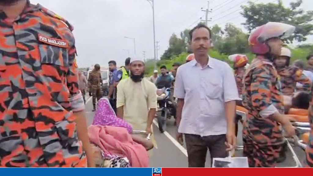 এক্সপ্রেসওয়েতে বাসের পেছনে ট্রাকের ধাক্কা, নিহত ১