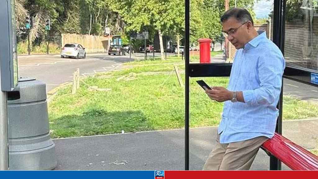 সাধারণ যাত্রীর মতো লোকাল বাসে তারেক রহমান, ছবি ভাইরাল