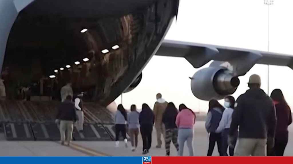 অবৈধ ৬১ বাংলাদেশিকে ফেরত পাঠাল যুক্তরাষ্ট্র