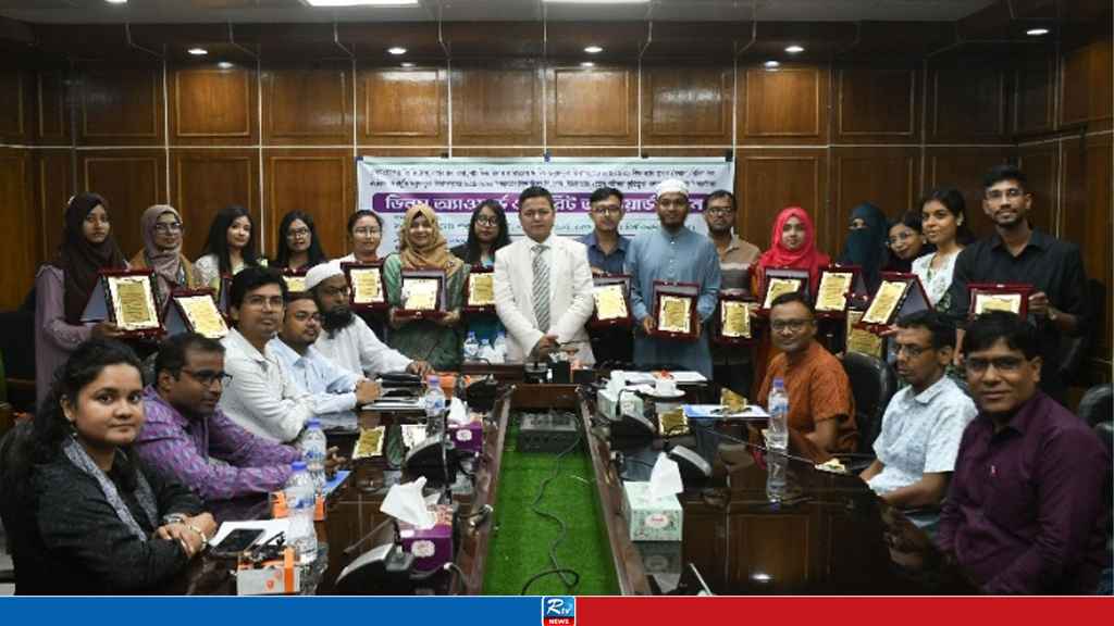 বেরোবিতে ডিনস ও মেরিট অ্যাওয়ার্ড প্রদান