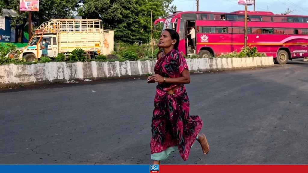 মেয়ের পড়ার খরচের জোগাতে খালি পায়ে দৌড়ে ম্যারাথনে প্রথম ৪৭ বছরের মা