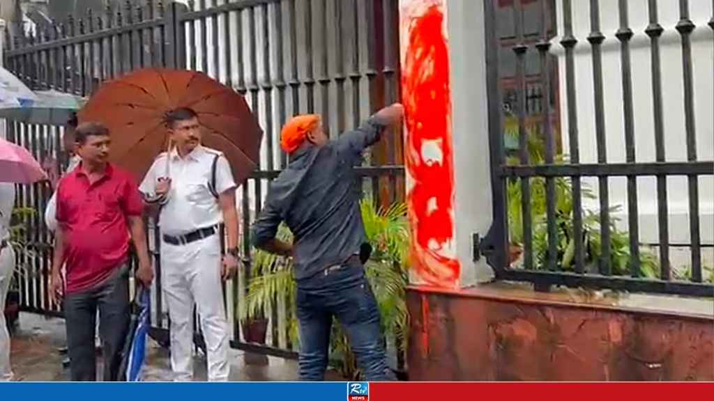 Hindutva Activists Attack Anandabazar Patrika Office in West Bengal, India